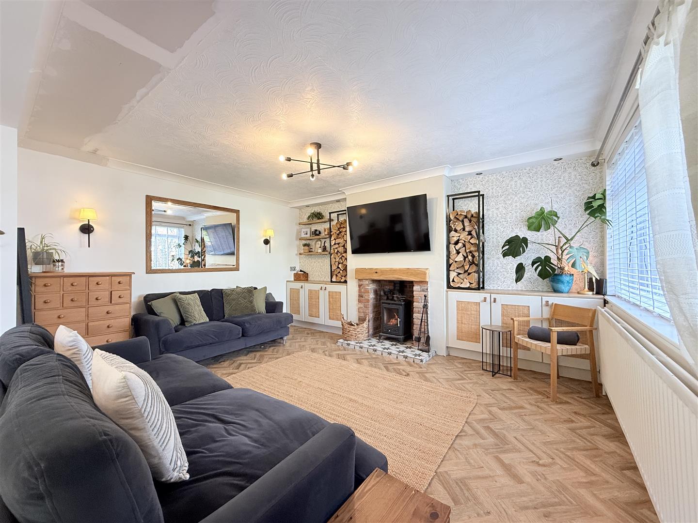 5 bed house - semi-detached in Crown Hill, Mossley – photo 2